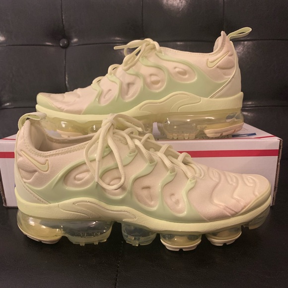 vapormax plus barely volt